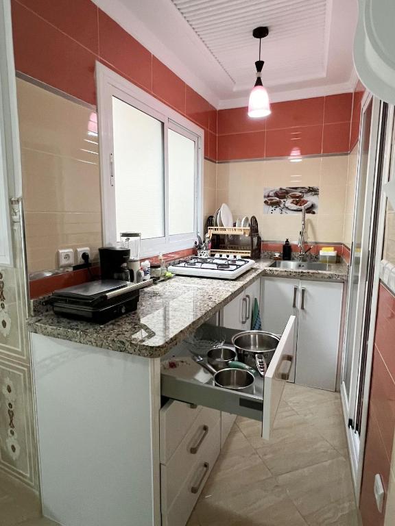 Kuchyň nebo kuchyňský kout v ubytování Mira Appartement -Lovely, Tidy & Close to beaches and city center