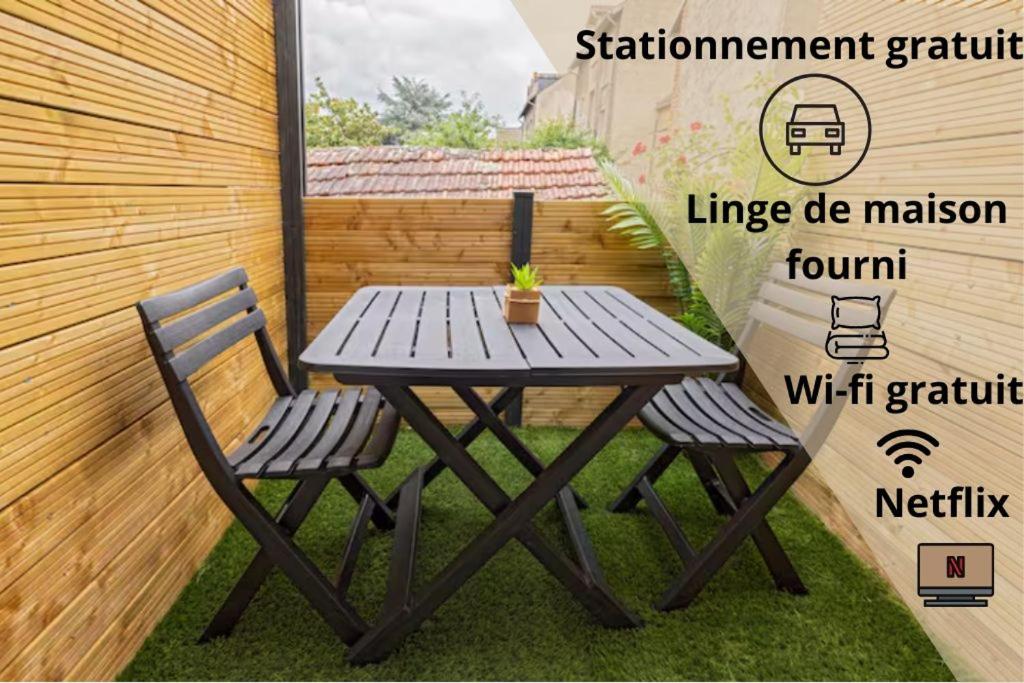 - une table de pique-nique et 2 chaises sur la terrasse dans l'établissement LD - location Montluçon, à Montluçon