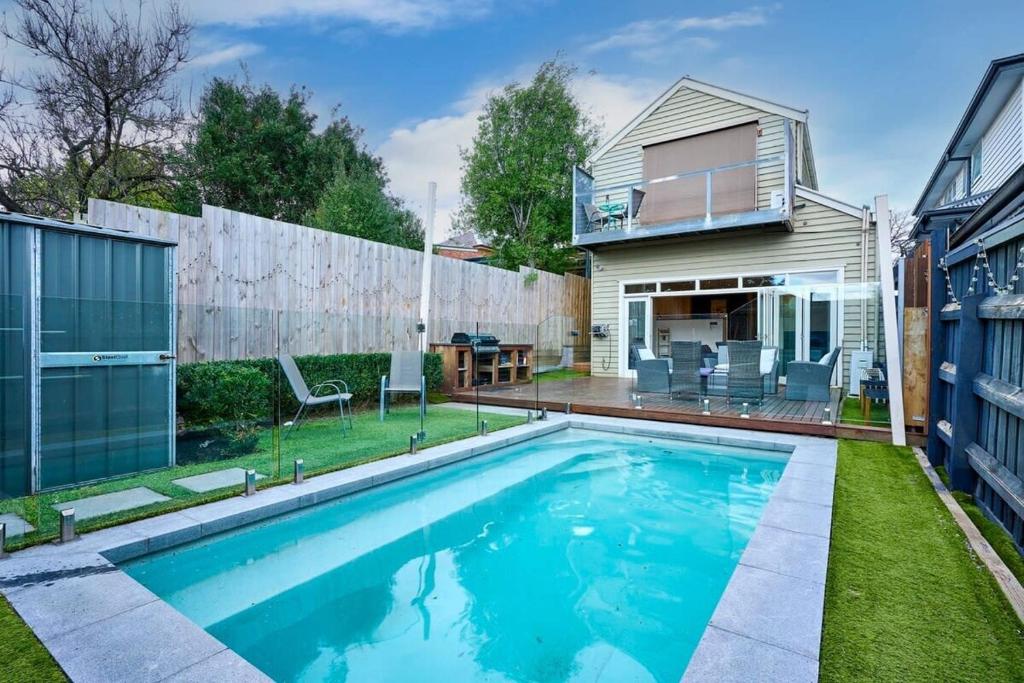 een zwembad in de achtertuin van een huis bij Bowen Street Family Retreat with Pool in Melbourne