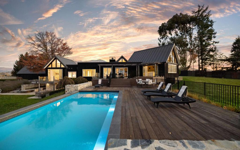 een huis met een zwembad voor een huis bij Aroha Homestead Luxury Holiday Home by MajorDomo in Frankton