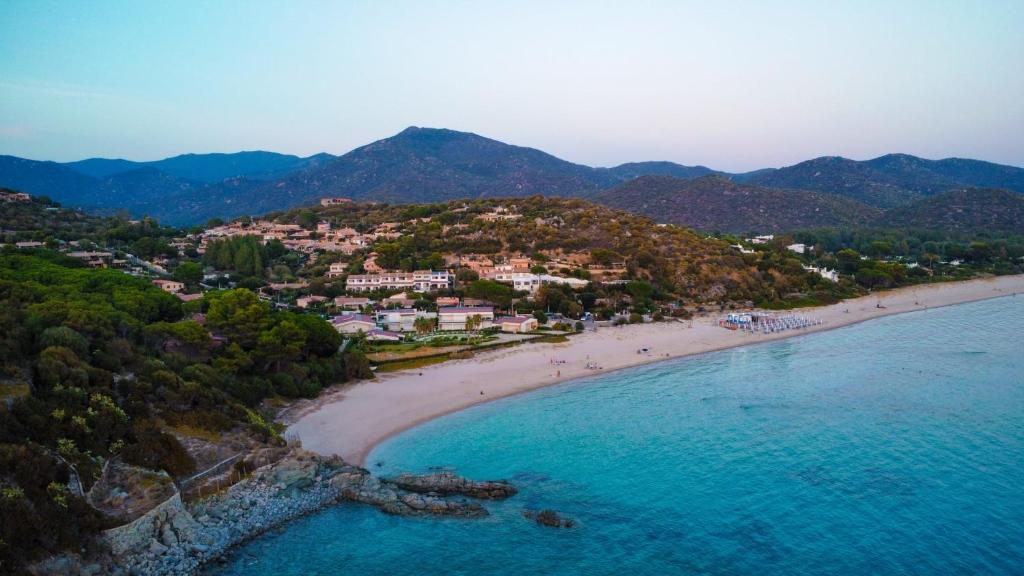 eine Luftaufnahme eines Strandes mit Menschen im Wasser in der Unterkunft Casa Stewart - Levante in Geremèas