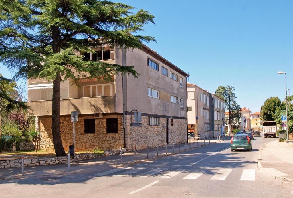 un edificio al lado de una calle en Ferienwohnung für 4 Personen ca 40 qm in Fažana, Istrien Istrische Riviera - b43347, en Fažana