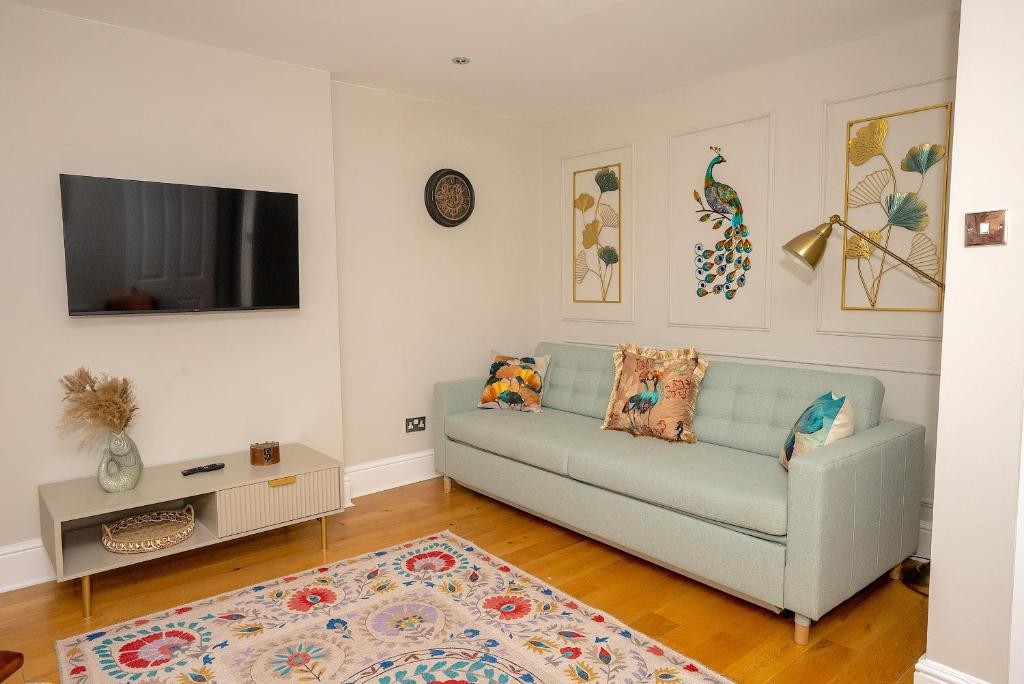 ein Wohnzimmer mit einem Sofa und einem TV in der Unterkunft Prime Central London Apartment - Covent Garden in London