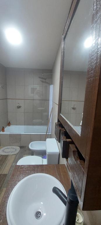 里奧格蘭德的住宿－Sur Bonito，浴室配有盥洗盆、镜子和浴缸