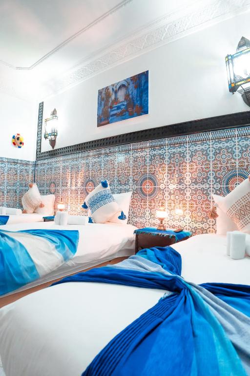Postel nebo postele na pokoji v ubytování DAR CHEFCHAOUEN