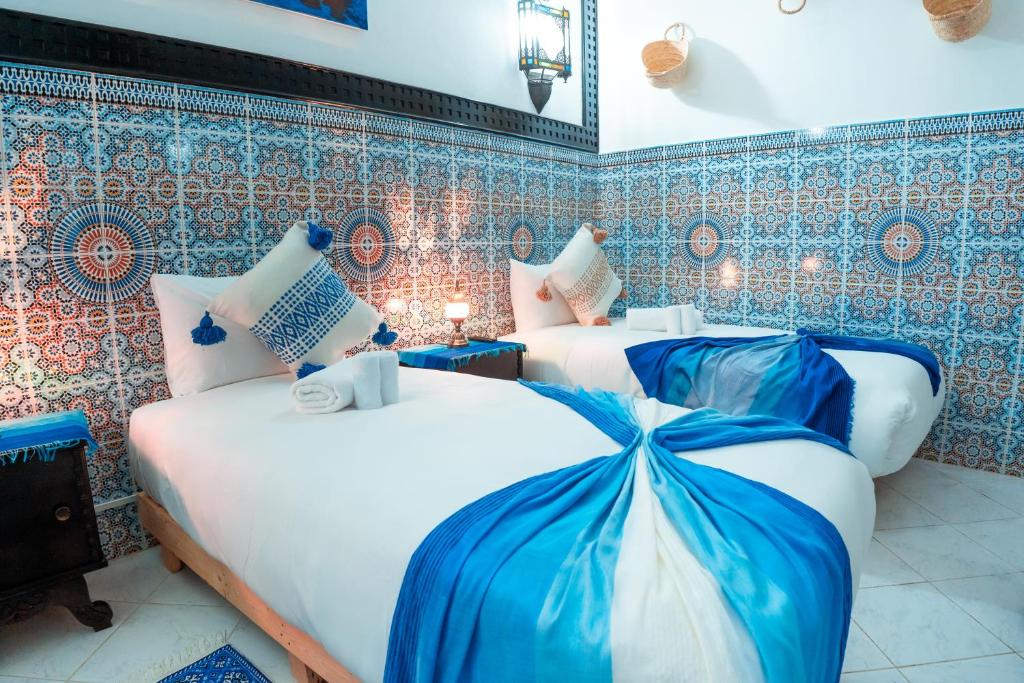 Postel nebo postele na pokoji v ubytování DAR CHEFCHAOUEN