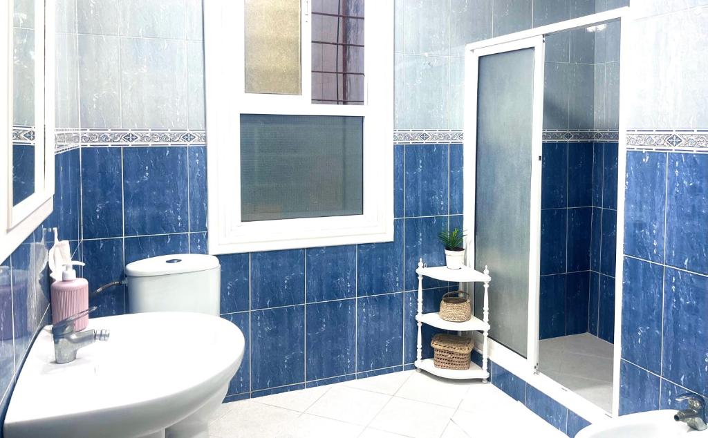 Flat In Tetouan City Centre Medina - NEW Dar Azhar في تطوان: حمام من البلاط الأزرق مع مرحاض ومغسلة