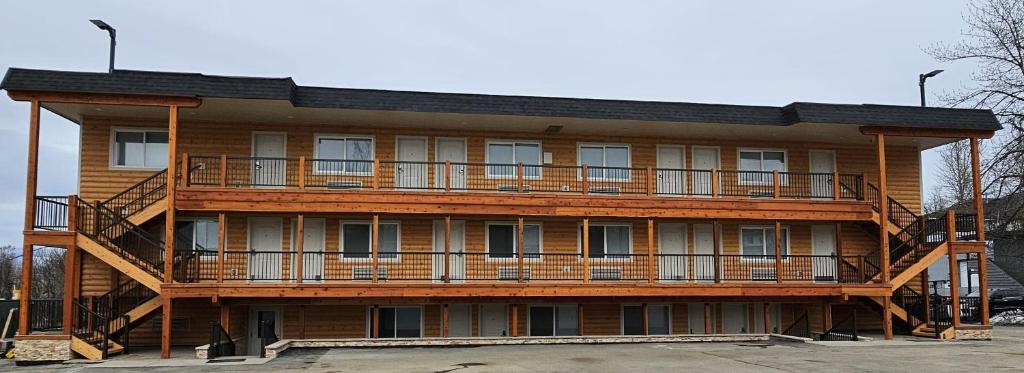 een groot houten gebouw met een groot balkon bij Eagle River Lodge in Eagle River