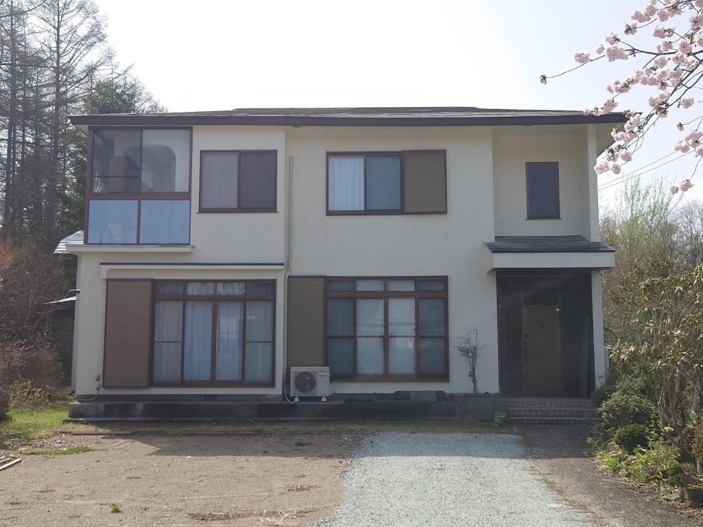 大崎市にあるNaruko Onsenkyo Rental Vacation Home with Hot Spri - Vacation STAY 27508vの大きな白い家