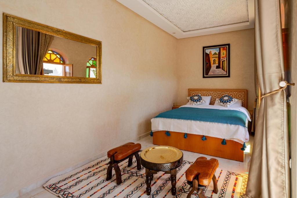 Postel nebo postele na pokoji v ubytování Luxurious Riad Center Rabat Dar Al Jeld