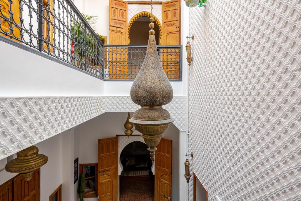 una escalera en una casa con escalera en Luxurious Riad Center Rabat Dar Al Jeld en Rabat