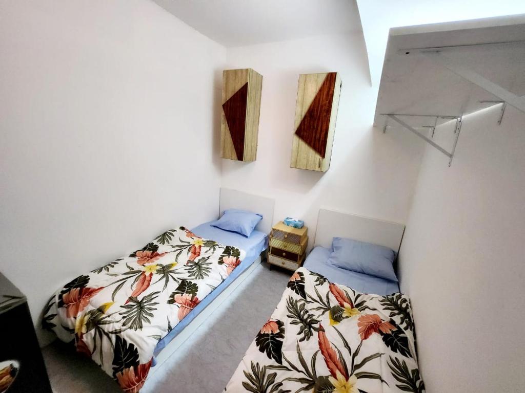 Habitación con 2 camas en una habitación en Room For 2 Person Close to Metro en Dubái