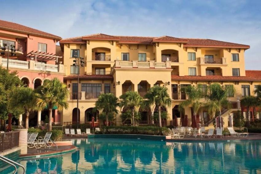 um hotel com piscina em frente a um edifício em Next to Disney World - Bonnet Creek Resort 1 BD condo em Orlando