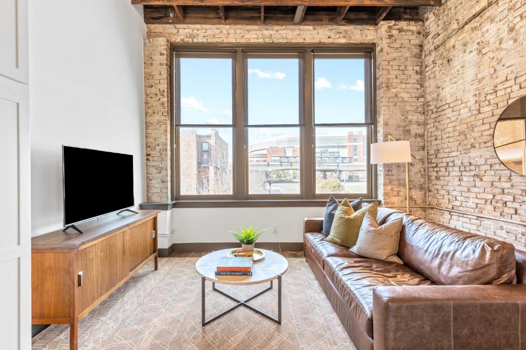 圣路易斯Loft Apt Steps from Arch-Parking-P202的带沙发和电视的客厅