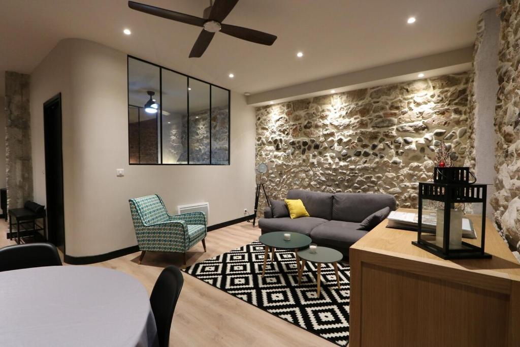 une chambre avec un lit et un canapé dans l'établissement Superbe Appartement moderne au coeur du Vieux Nice, à Nice