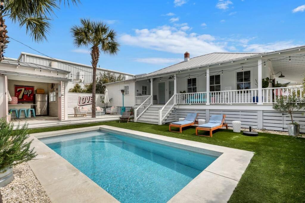 eine Außenansicht eines Hauses mit Swimmingpool in der Unterkunft Big Mama Beach House Limited time 5BDR, POOL in Tybee Island