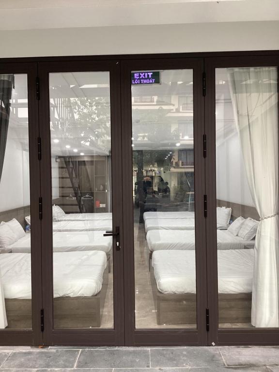 eine Reihe von Glastüren in einem Laden in der Unterkunft The MC hotel mộc châu in Mộc Châu