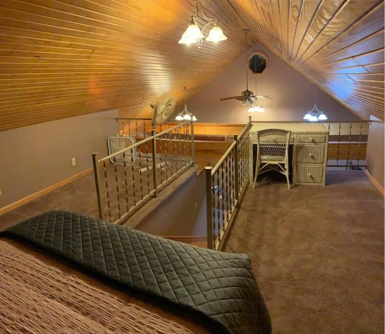 Camera mansardata con letto e soffitto. di Summersville Lake Rd Cabin - Pet Friendly! a Mount Nebo