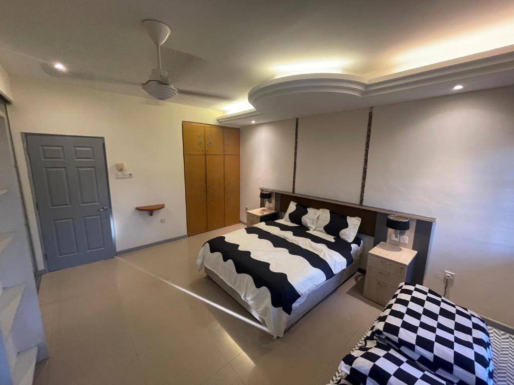 Postel nebo postele na pokoji v ubytování Permas Jaya near Senibong Cove CIQ KSL Mid Valley