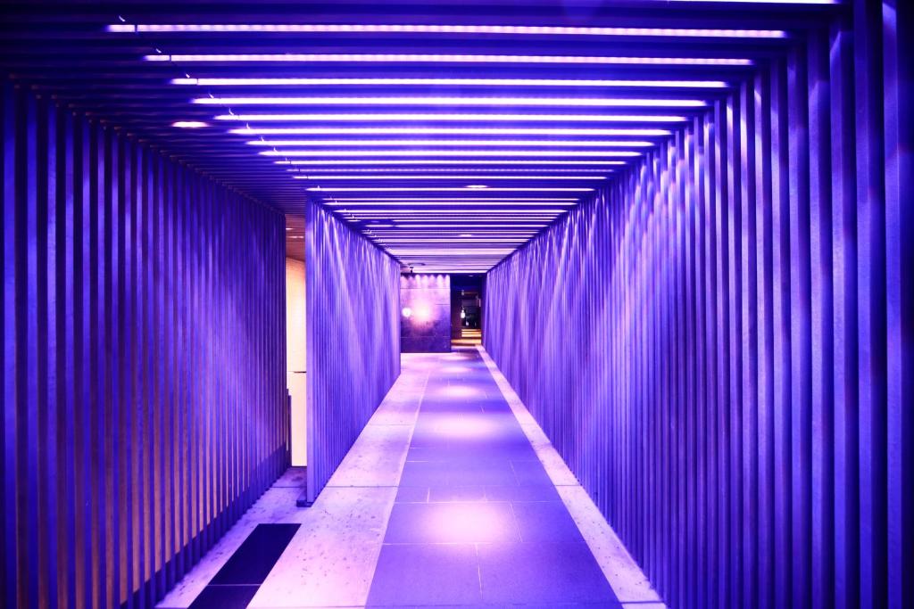 um corredor azul com um longo corredor em The Royal Park Hotel Kyoto Sanjo em Quioto