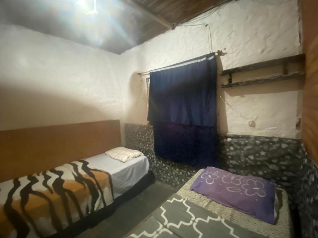 Giường trong phòng chung tại Quarto com Vista do Rio