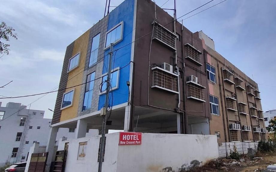 un edificio con pintura azul en el costado. en Hotel New Cresent park en Coimbatore