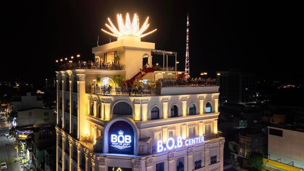 un edificio con un letrero iluminado por la noche en B.O.B Hotel en Cao Lãnh