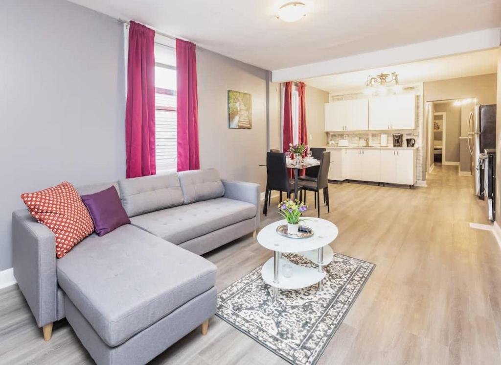 sala de estar con sofá y mesa en Pet-Friendly - Near University & Byward Market, en Ottawa