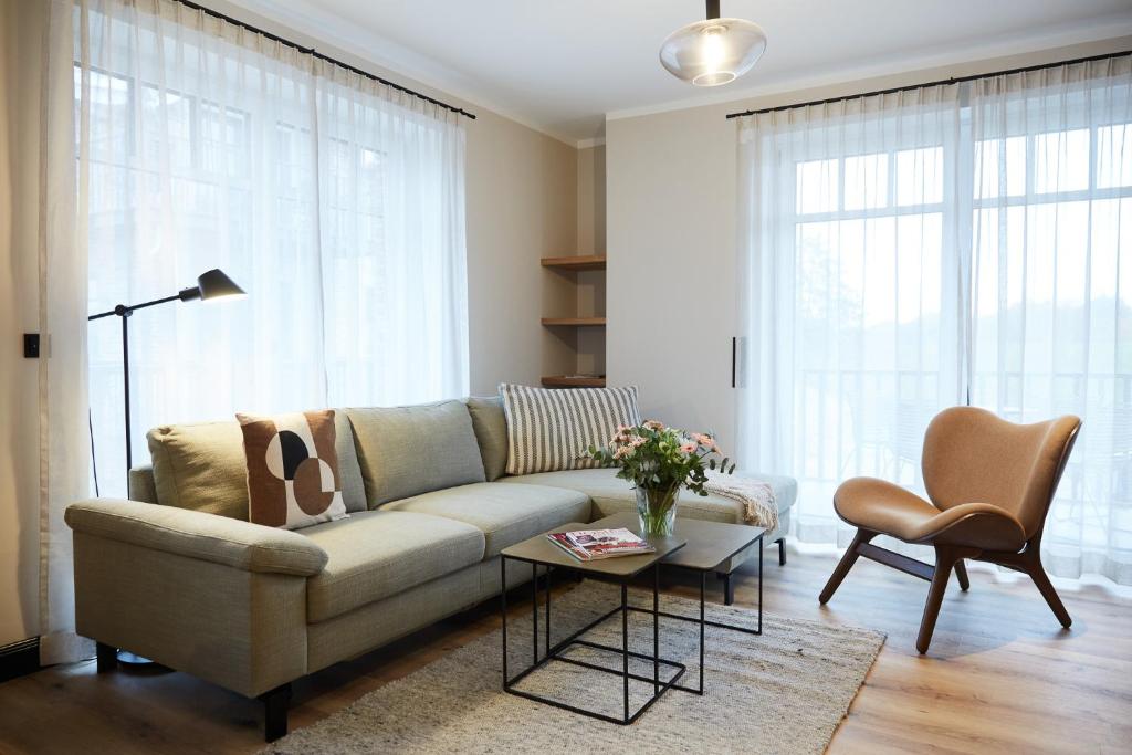 ein Wohnzimmer mit Sofa und Tisch in der Unterkunft Binnendiek Haus 4 Apartment 8 in Büsum