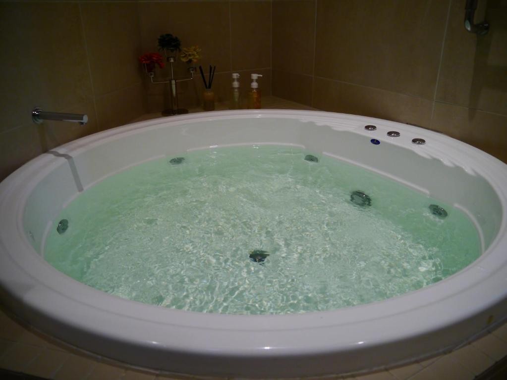 Wonga Park的住宿－Yarra Valley Serenity House in Golf Course Resort，浴室设有装满水的浴缸。