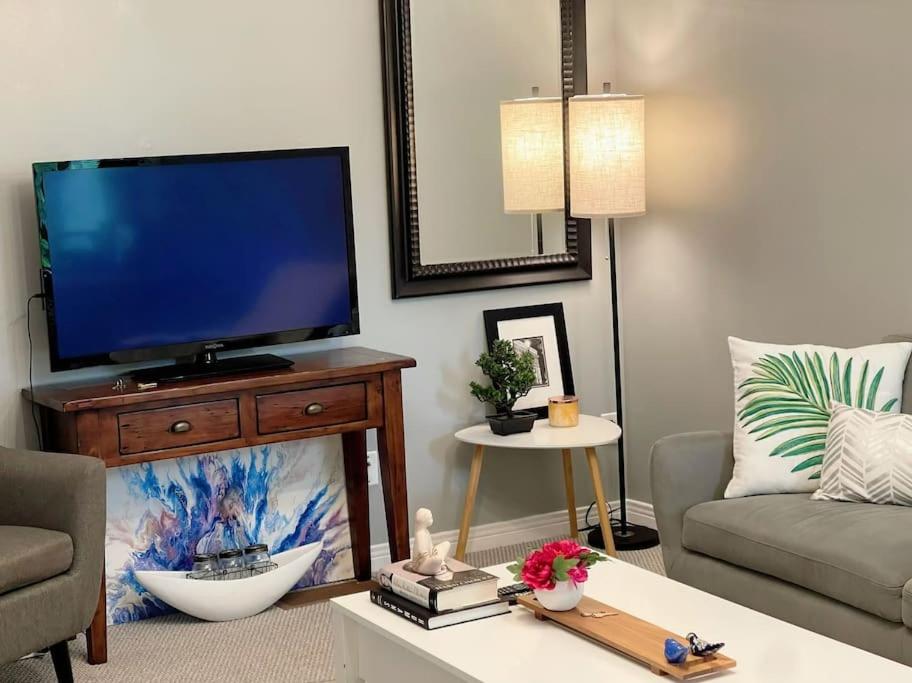 sala de estar con TV de pantalla plana sobre una mesa en Superb Spacious Loft Old Toronto near Distillery District en Toronto