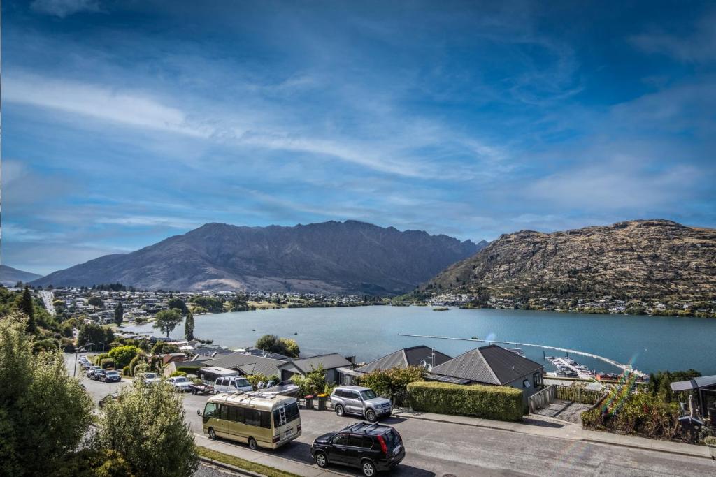 vista su una città con lago e montagne di Marina Nest - Timeless & Majestic Kiwi Family Bach - Beautiful Lake Views a Queenstown