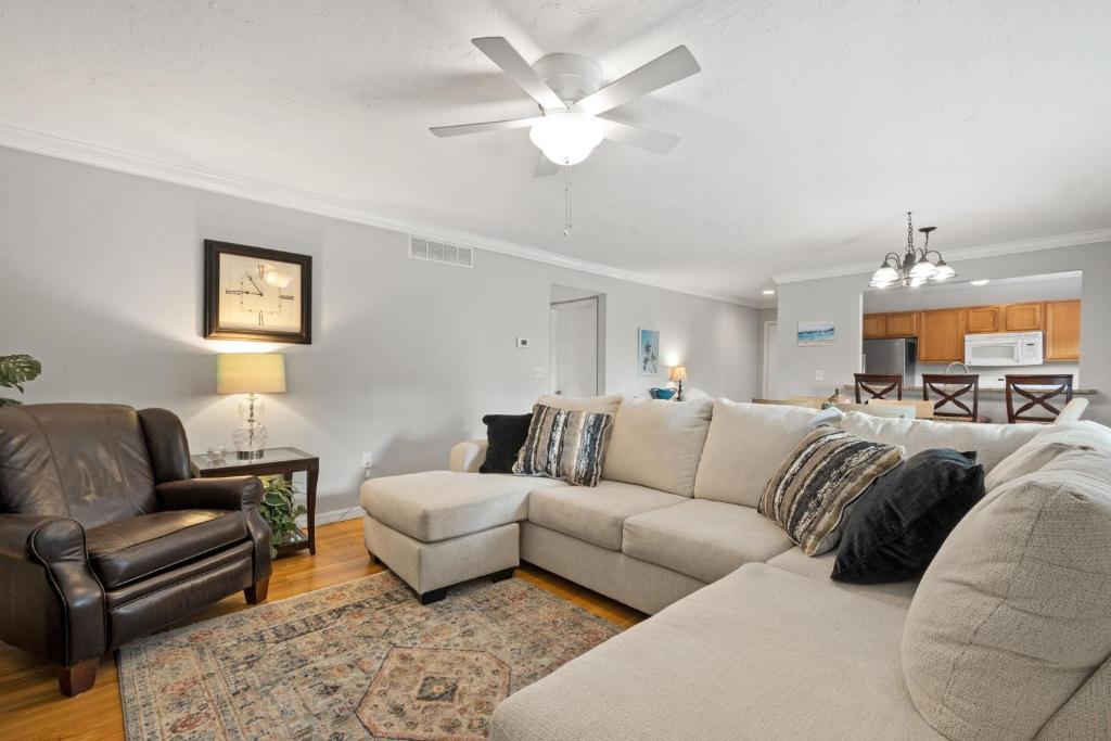 ein Wohnzimmer mit einem Sofa und einem Deckenventilator in der Unterkunft Lovely 3 bedroom first floor condo on golf course in Sarasota