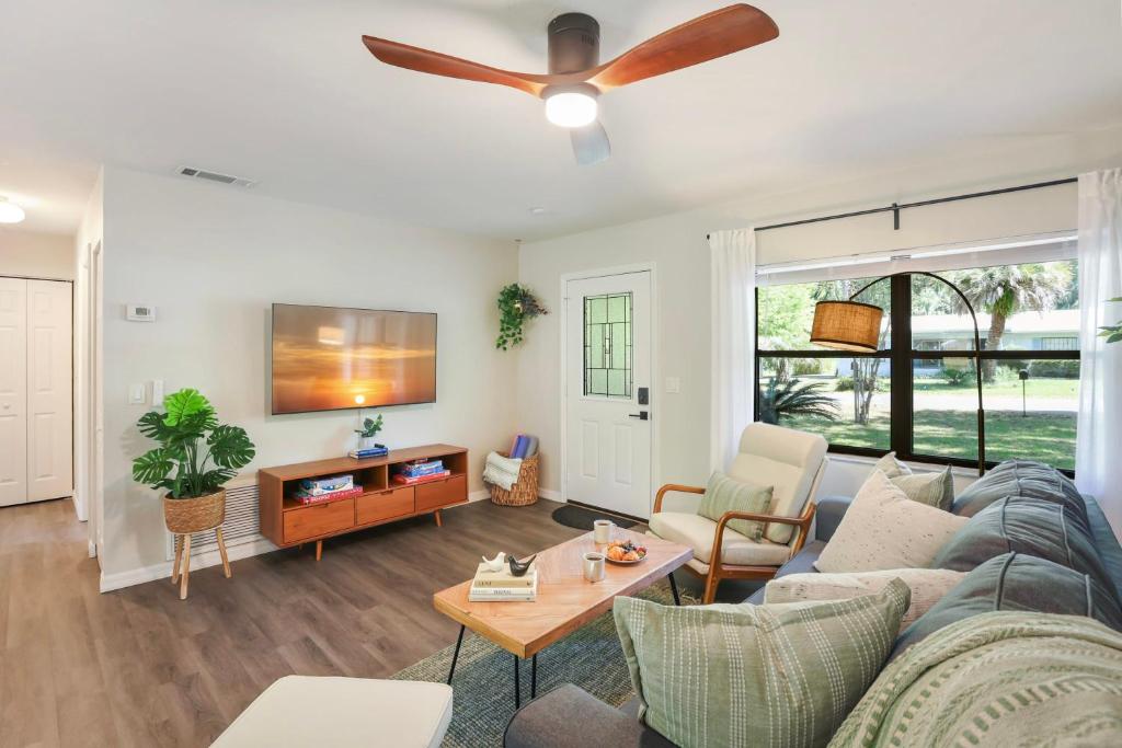 Et opholdsområde på Serene at the Springs - Family , Fire Pit