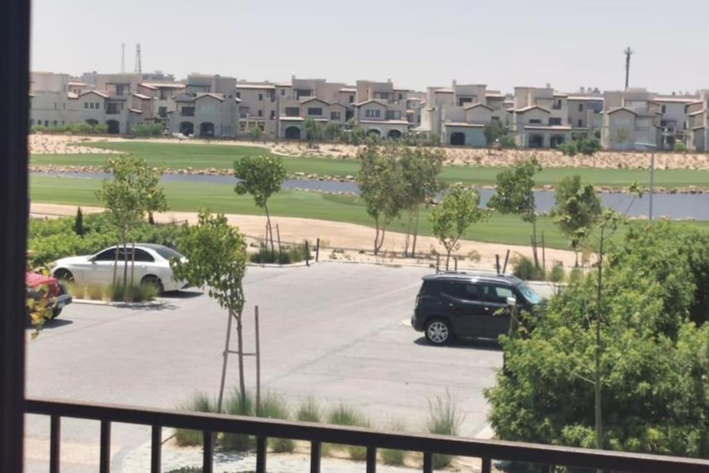 un estacionamiento con dos autos estacionados en él en Blanca Marassi Chalet on Lagoon, en El Alamein