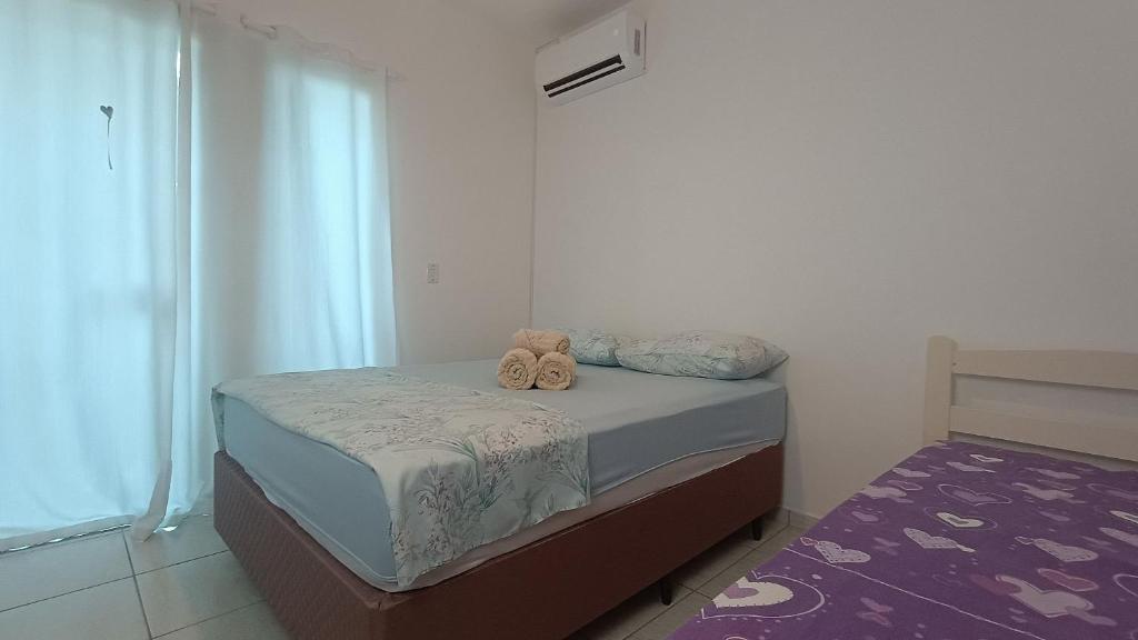 Un dormitorio con una cama con dos ositos de peluche. en Studio Morro das Pedras, en Florianópolis