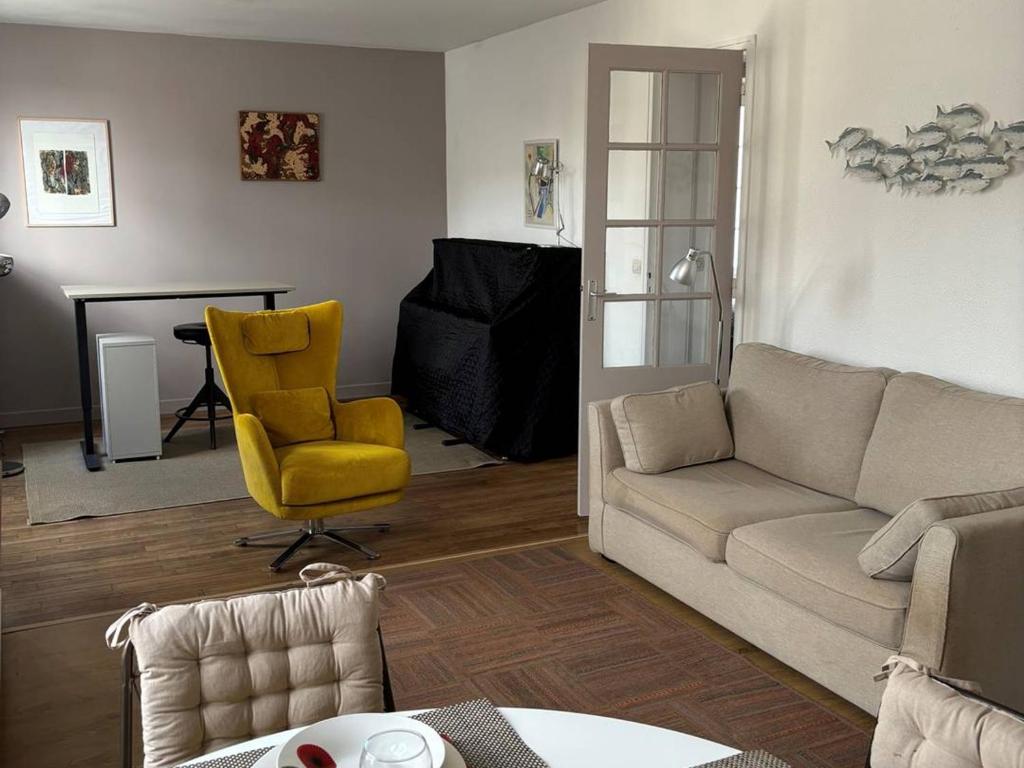 Appartement Merville-Franceville-Plage, 4 pièces, 4 personnes - FR-1-465-111 tesisinde bir oturma alanı