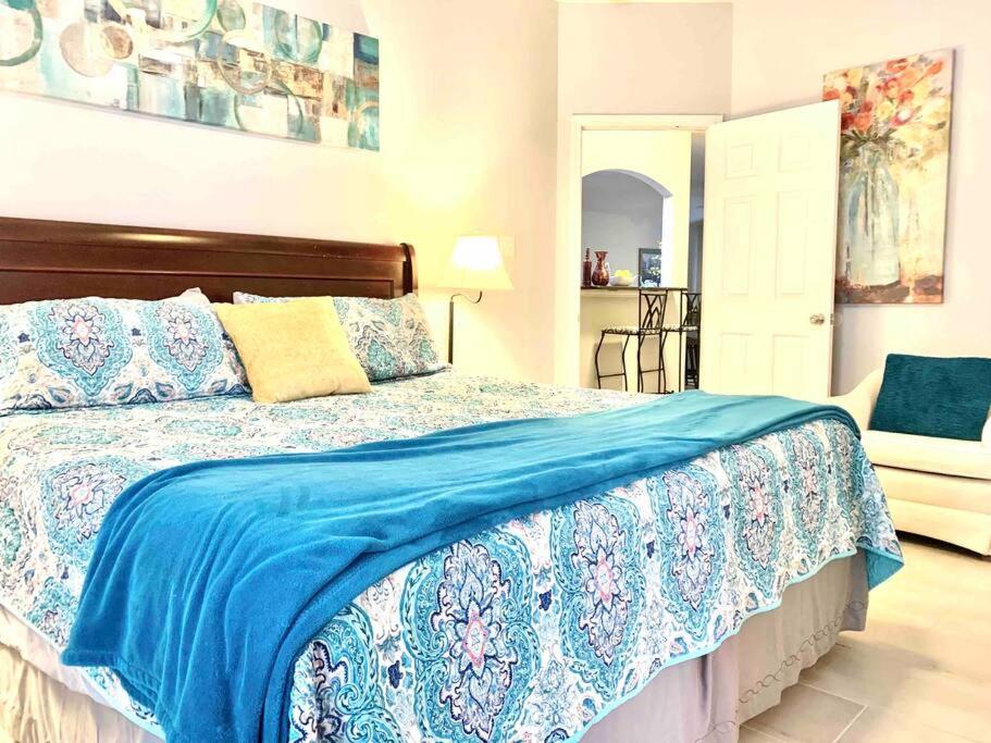 Una cama o camas en una habitación de Modern Updates - Great Location - King Bed- BMT
