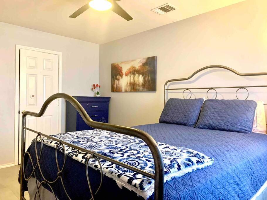 Una cama o camas en una habitación de Modern Updates - Great Location - King Bed- BMT