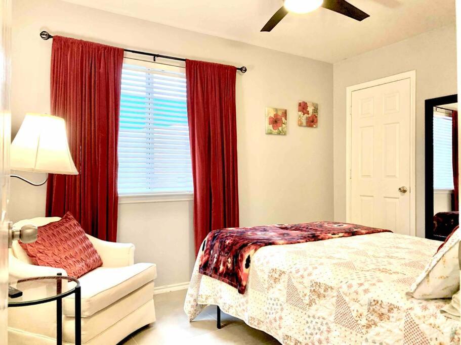 Una cama o camas en una habitación de Modern Updates - Great Location - King Bed- BMT