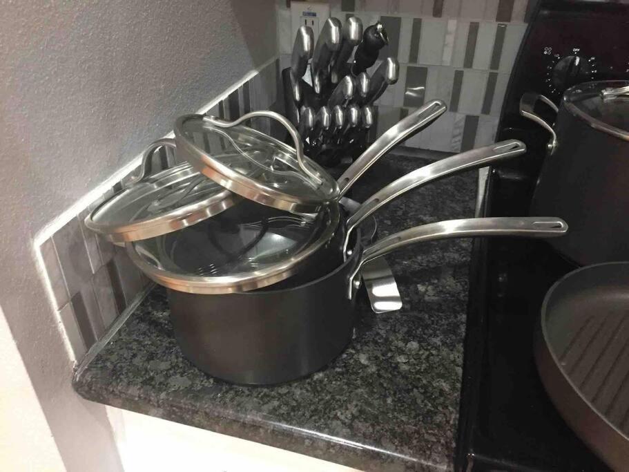 Una cocina o cocineta en Modern Updates - Great Location - King Bed- BMT