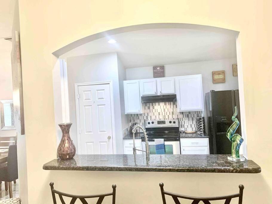 Una cocina o cocineta en Modern Updates - Great Location - King Bed- BMT
