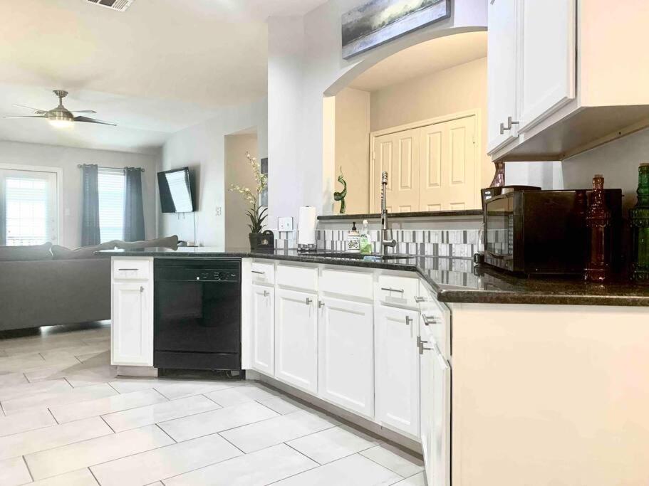 Una cocina o cocineta en Modern Updates - Great Location - King Bed- BMT