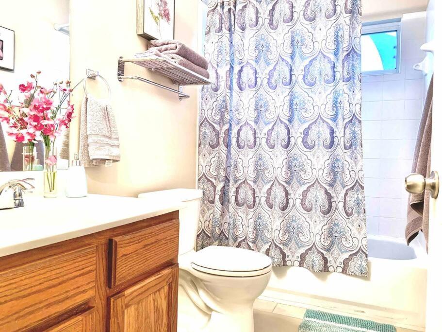 Un baño de Modern Updates - Great Location - King Bed- BMT