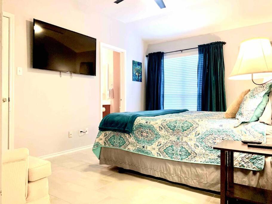 Una cama o camas en una habitación de Modern Updates - Great Location - King Bed- BMT