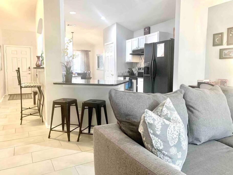 Una cocina o cocineta en Modern Updates - Great Location - King Bed- BMT