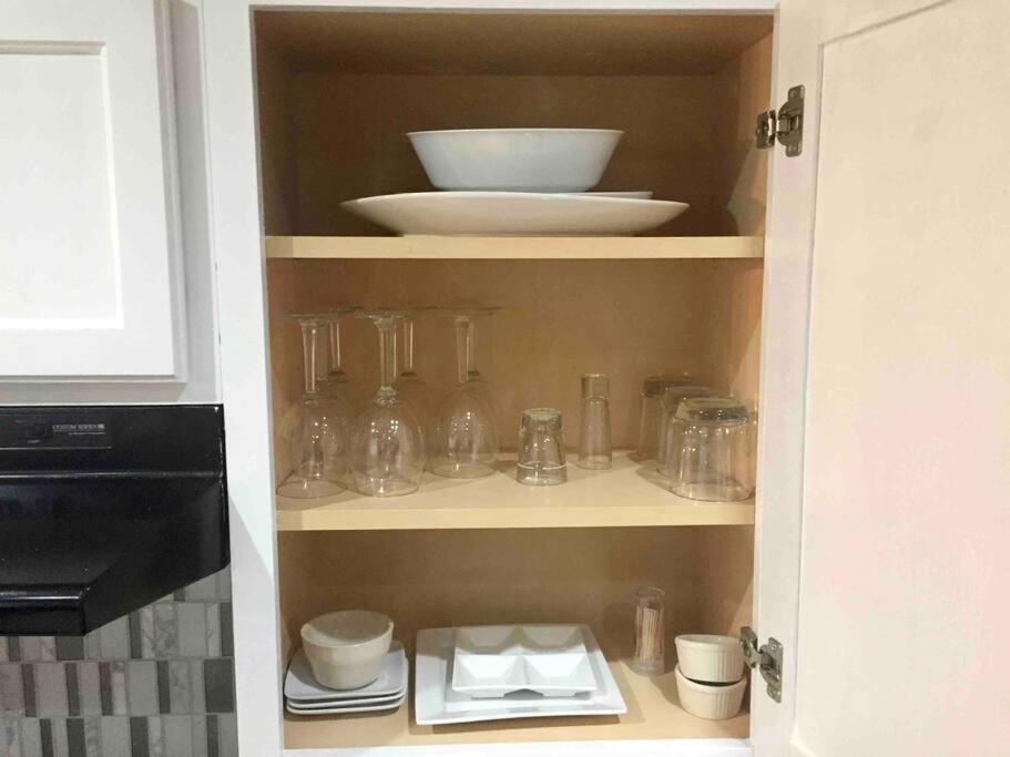 Una cocina o cocineta en Modern Updates - Great Location - King Bed- BMT