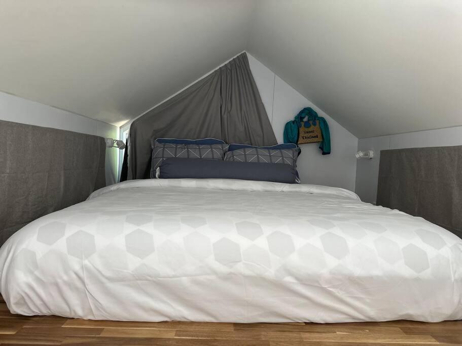 1 dormitorio con 1 cama blanca grande en una tienda de campaña en BRAND NEW Beachfront Tiny Home Oniro, en Koh Samui 