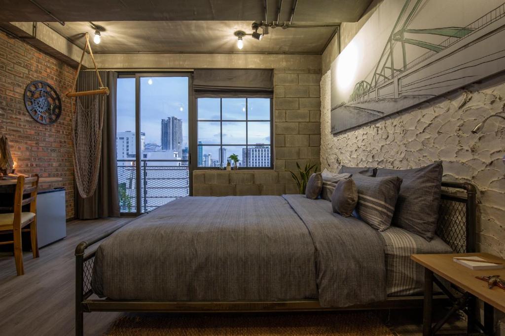 Postel nebo postele na pokoji v ubytování Bridges Danang Boutique Hotel