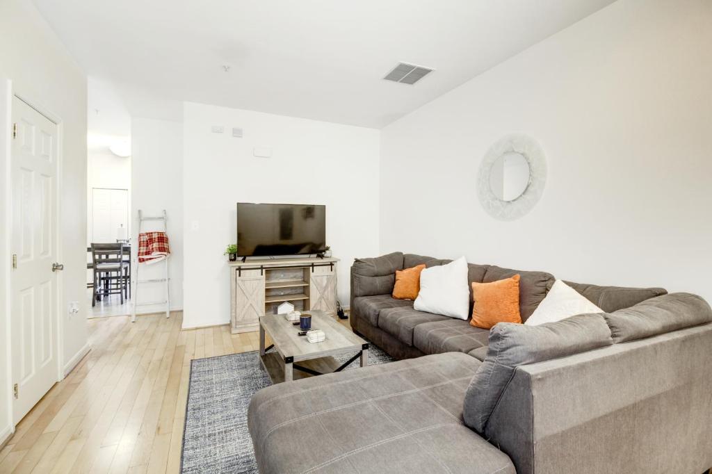 Et tv og/eller underholdning på Spacious Washington, D.C. Rowhome w/ free parking!